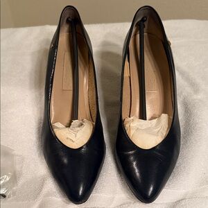 Elegant Navy leather Aigner heels